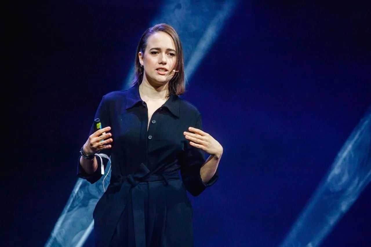 Khrystyna Didukh speaking on stage